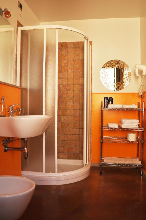łazienka z prysznicem i umywalką w obiekcie Lanita B&B w mieście Cabras