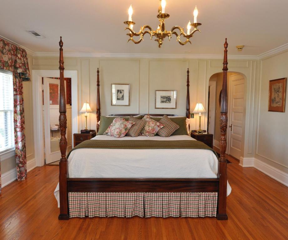 um quarto com uma cama e um lustre em Bluff View Inn em Chattanooga