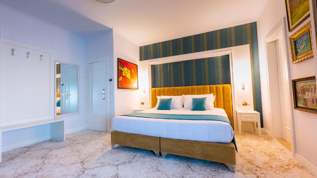 Postel nebo postele na pokoji v ubytování ART Hotel Tirana