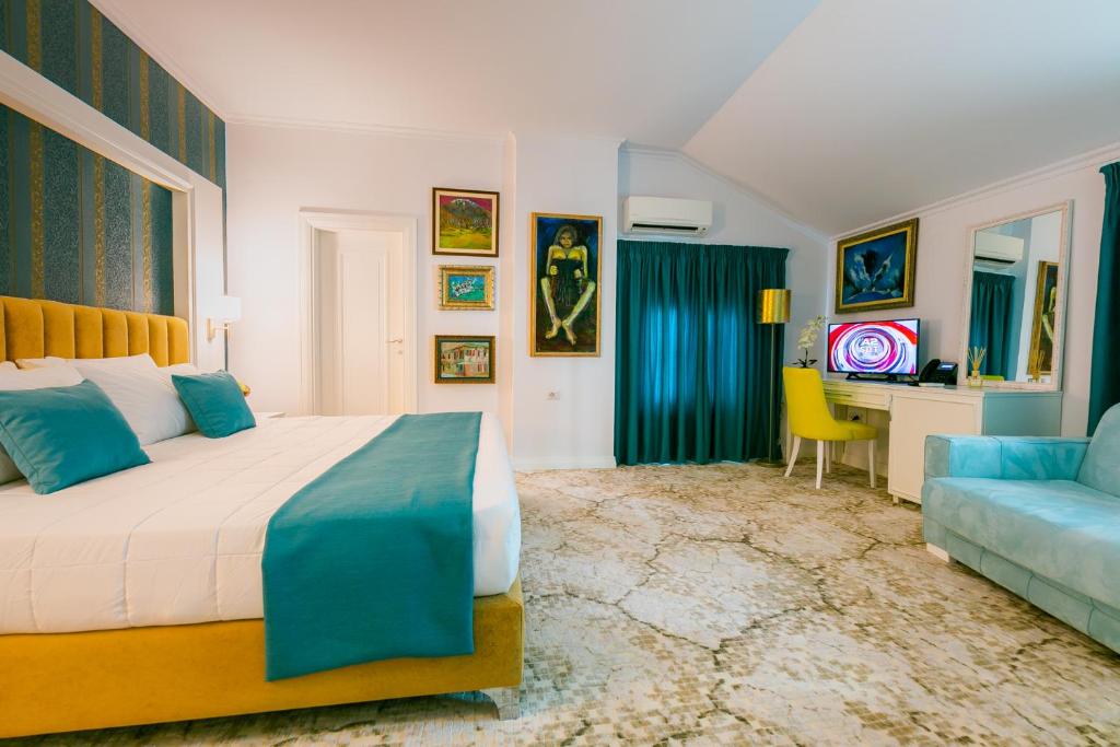 Postel nebo postele na pokoji v ubytování ART Hotel Tirana
