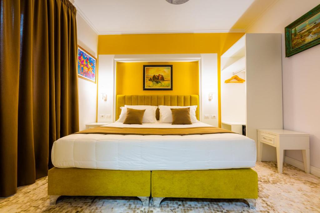 Postel nebo postele na pokoji v ubytování ART Hotel Tirana