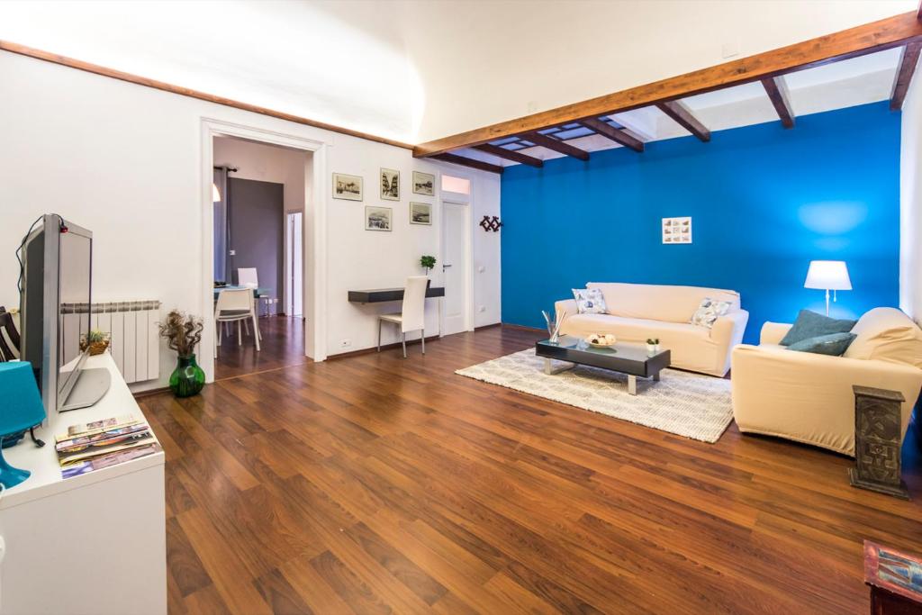un soggiorno con pareti blu e divano di Casa Valire a Palermo
