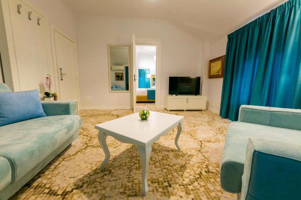 TV a/nebo společenská místnost v ubytování ART Hotel Tirana