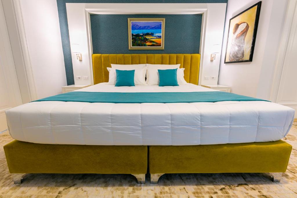 Postel nebo postele na pokoji v ubytování ART Hotel Tirana