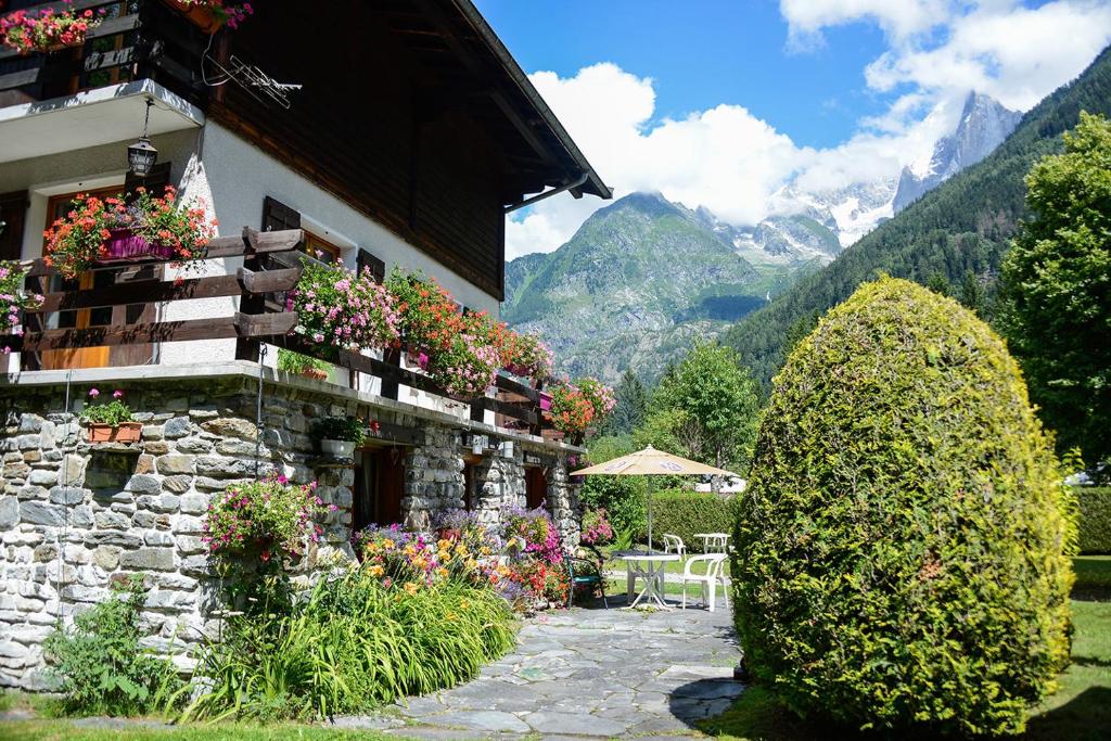 ein Gebäude mit Blumen auf der Seite in der Unterkunft Crêmerie Balmat in Chamonix-Mont-Blanc