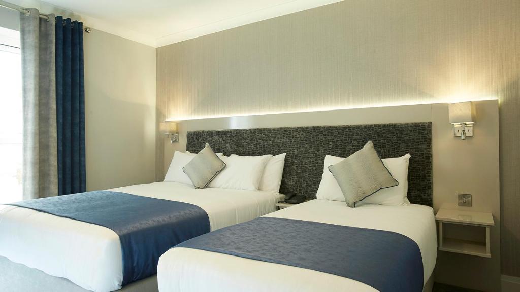 Postel nebo postele na pokoji v ubytování Tower Hotel & Leisure Centre