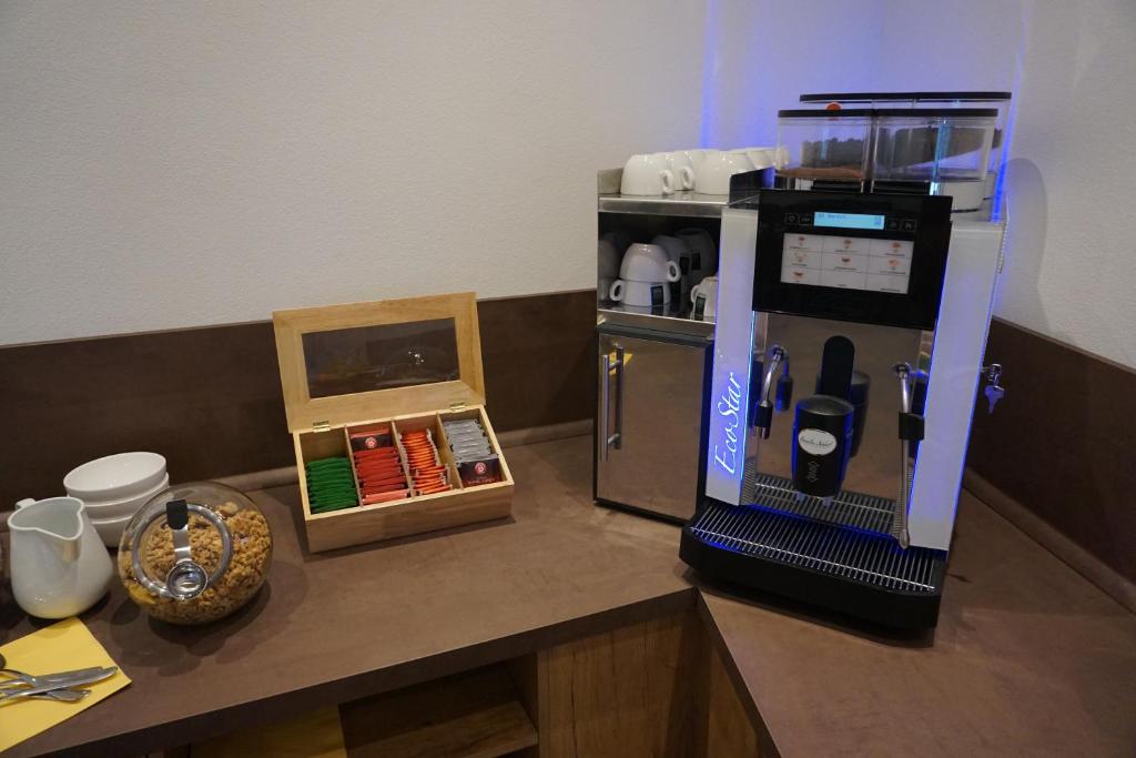 Příslušenství pro přípravu čaje a kávy v ubytování Landhaus Seereith