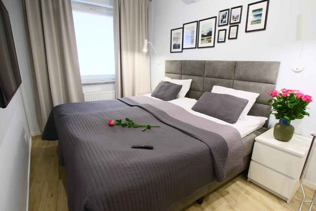ブィドゴシュチュにあるApartamenty Chwytowo 14のベッドルーム1室(花の咲く大型ベッド1台付)