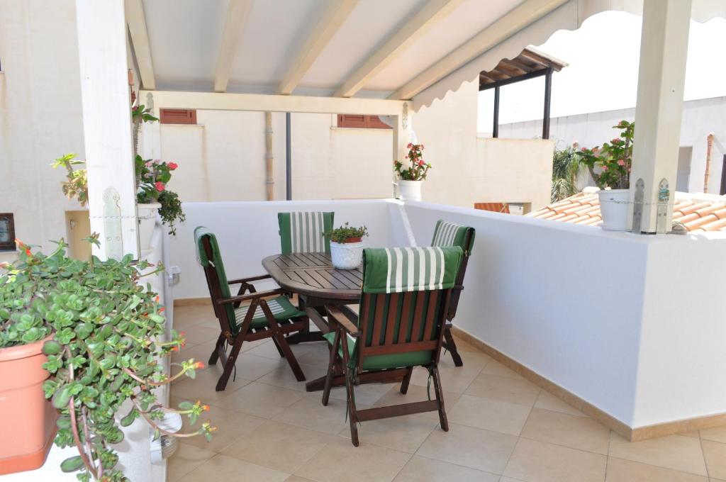 a patio with a table and chairs on a balcony at Casa Bianca Del Centro in San Vito lo Capo