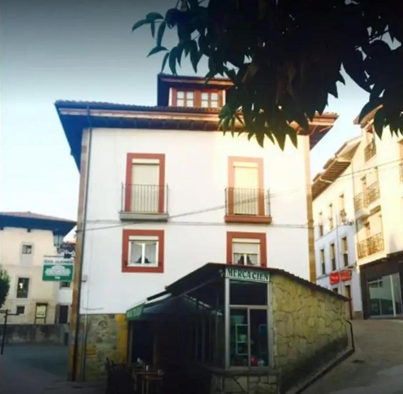 Gran edificio blanco con ventana y balcón en Pensión Gijonés en Cangas de Onís