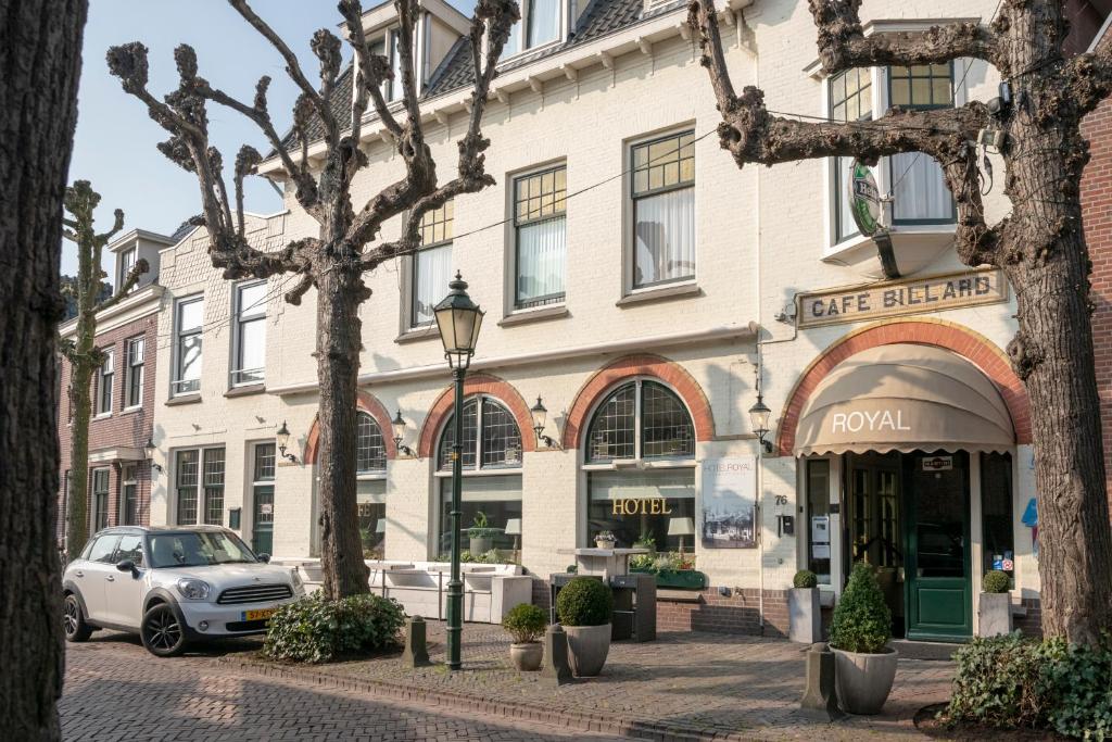 un bâtiment avec une voiture garée devant lui dans l'établissement Hotel Royal, à Noordwijk