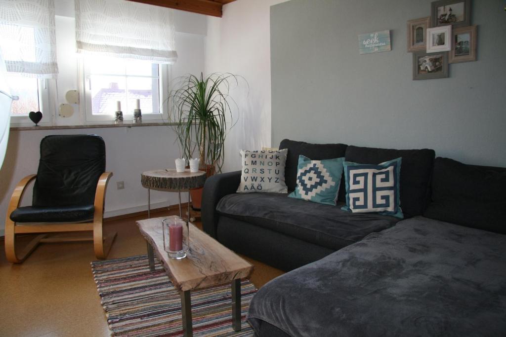 a living room with a couch and a table at Ferienwohnung Dieter Popp in Münchberg