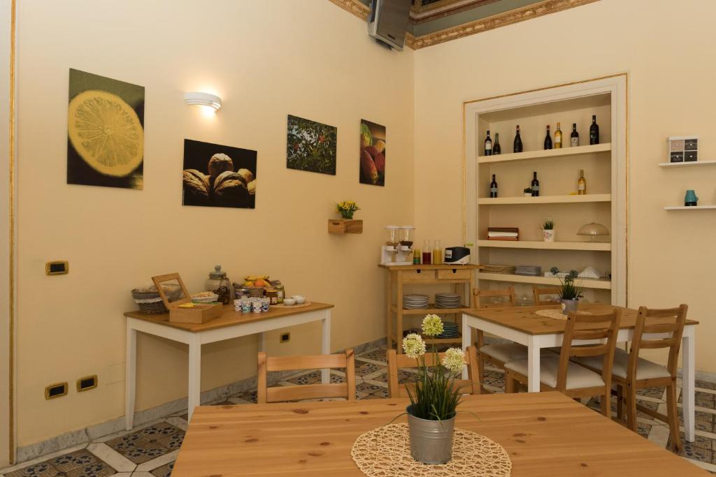 d'une salle à manger avec une table et des chaises. dans l'établissement Antica Dimora, à Palerme