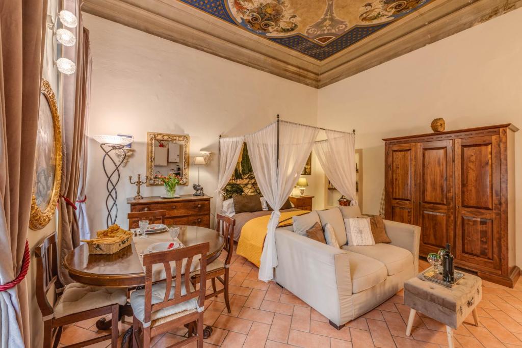 Dante States Apartments - 1