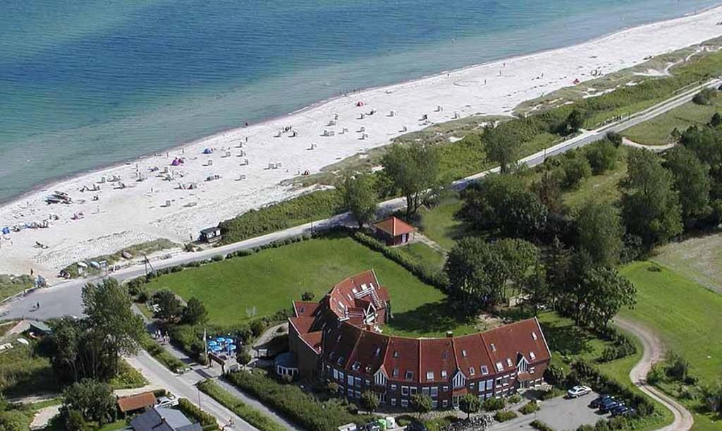 una vista aérea de una casa y de la playa en Ferienwohnungen Traumlage en Kronsgaard