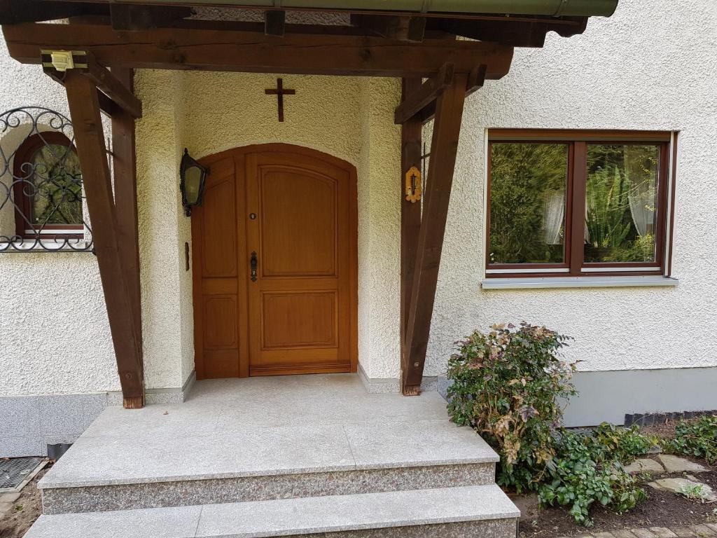 uma porta da frente de uma casa com uma cruz sobre ela em Gemütliches Gästehaus! em Waldkraiburg