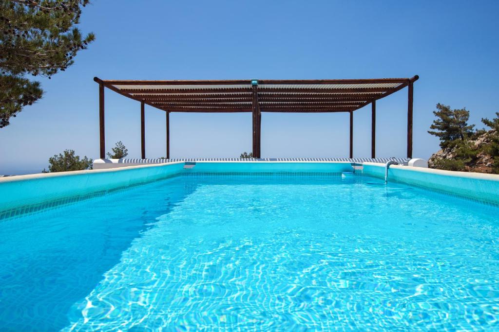 Villa M - Villa with private pool and yard في Anatolí: مسبح كبير مع شرفة