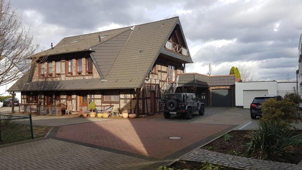 una casa con un jeep estacionado frente a ella en Mühlenberger Ponyhof en Duisburg