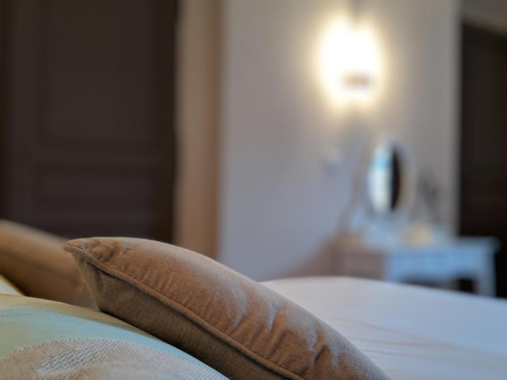 un primer plano de una almohada en una cama en Loge Montaigne, en LʼHôpital-sous-Rochefort