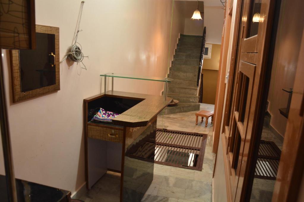Zimmer mit einer Treppe, einem Tisch und einer Treppe in der Unterkunft Namaste Amritsar Homestay in Amritsar