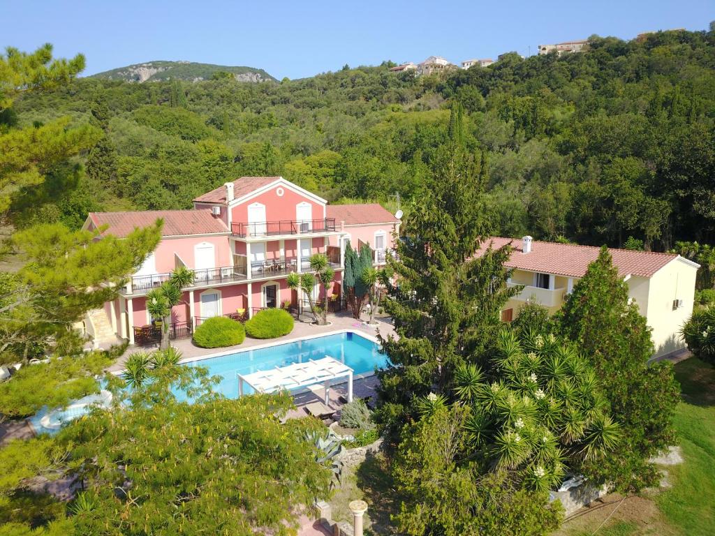 uma vista aérea de uma casa com piscina em Corfu Pearl em Liapades