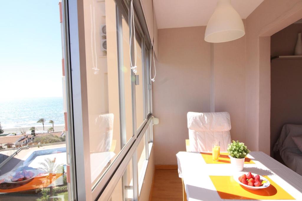 een kamer met een balkon met uitzicht op de oceaan bij Kumquat apartment in Torrox Costa