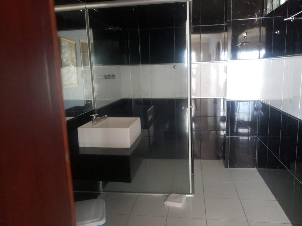  Don Limpone Hotel