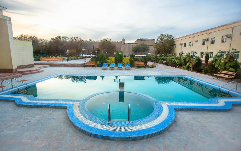 uma grande piscina no meio de um edifício em QiBLA TOZABOG em Khiva