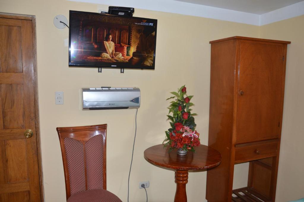 TV a/nebo společenská místnost v ubytování Hostal Wasichay