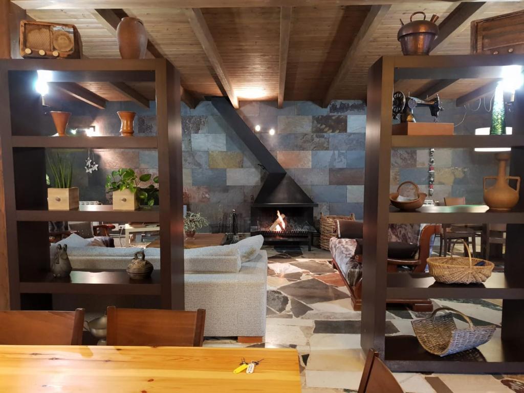 カステリャ・デ・ヌクにあるCal Armengouのリビングルーム(ソファ、暖炉付)