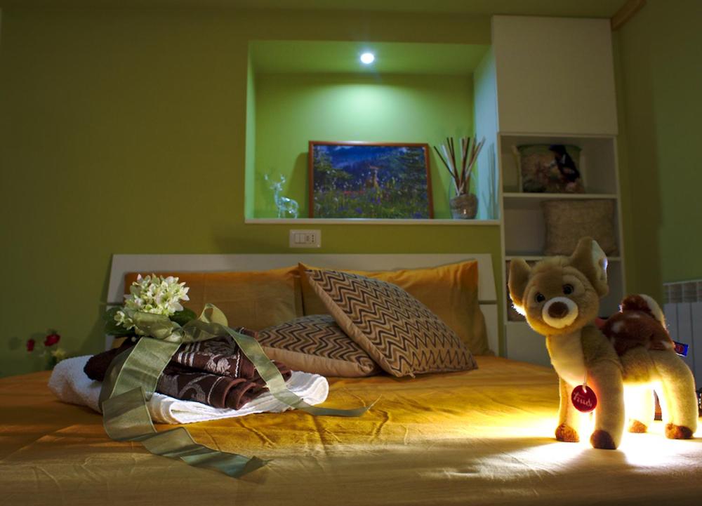 un dormitorio con una cama con un animal de peluche en Tenuta Del Daino, en Alvito