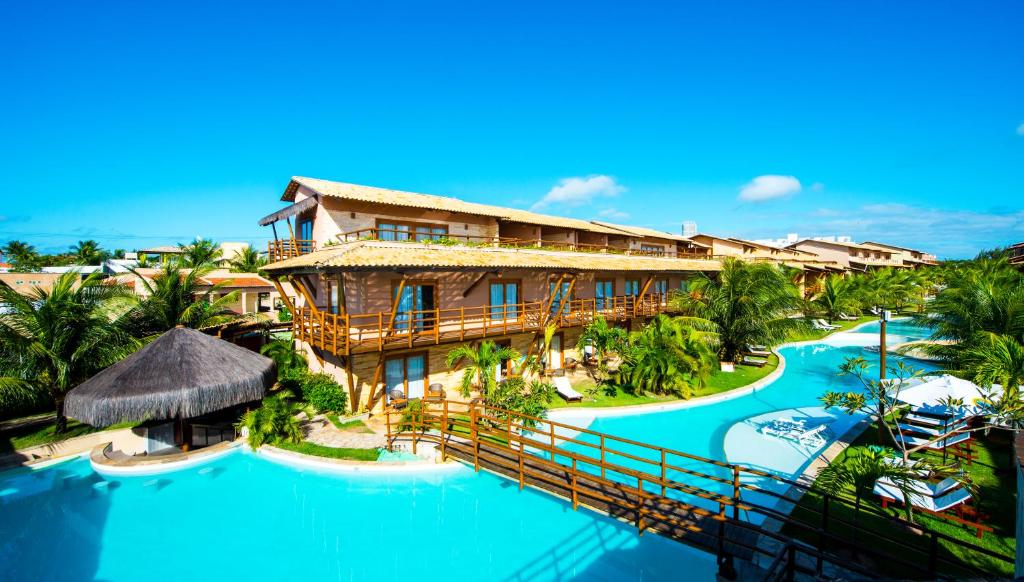 eine Luftansicht eines Resorts mit Pool in der Unterkunft Praia Bonita Resort & Conventions - Praia de Camurupim in Nísia Floresta