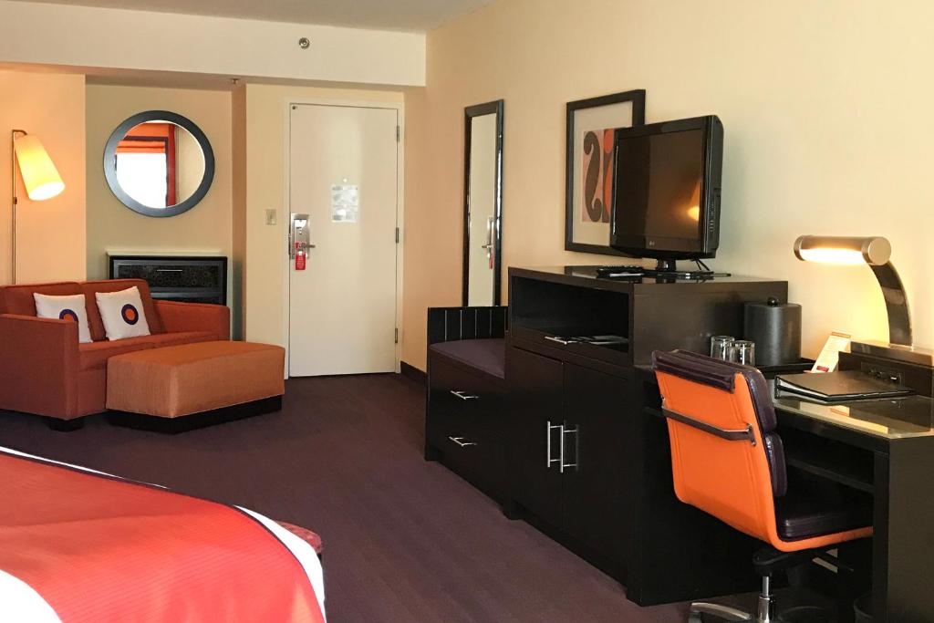 Washington Plaza Hotel - Deluxe King Room With Balcony