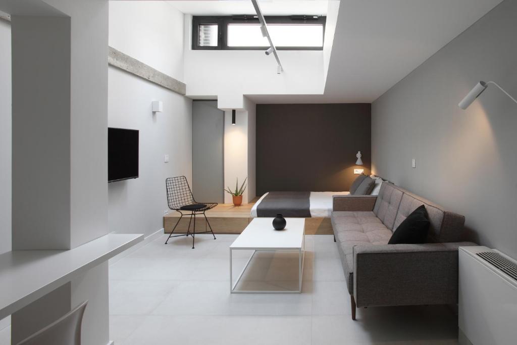 een woonkamer met een bank en een tafel bij Temple Apartments Belgrade in Belgrado