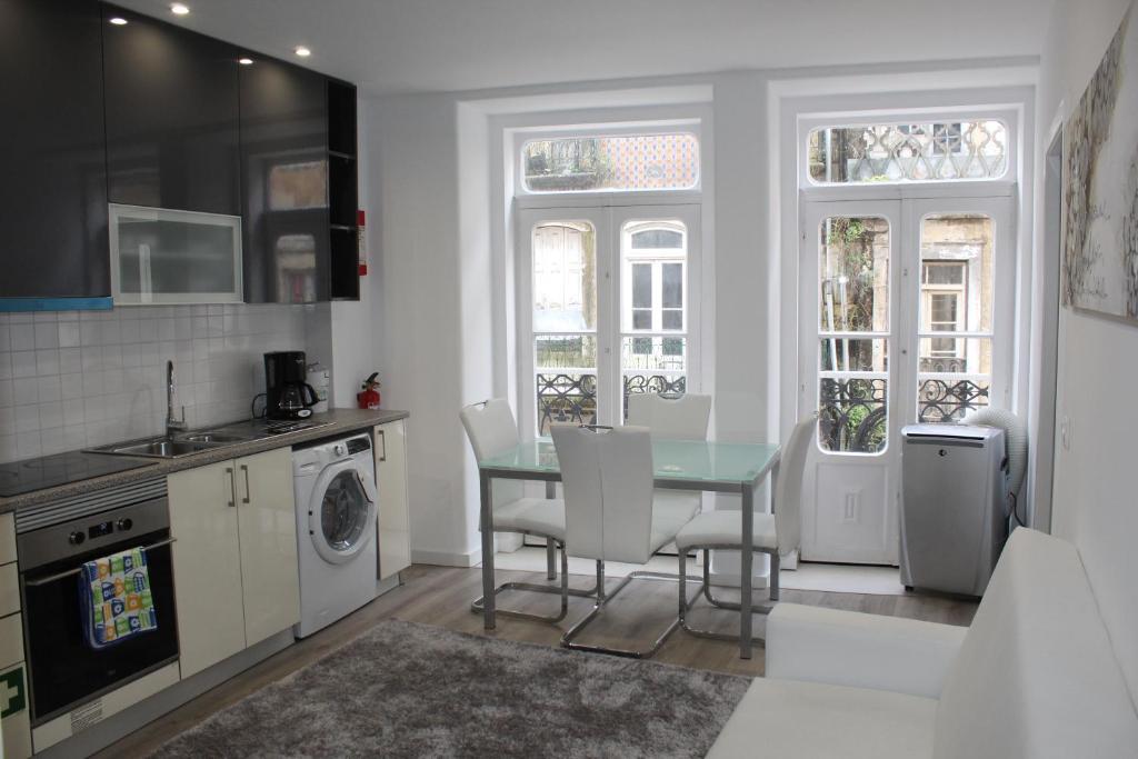 eine Küche mit einem Tisch und Stühlen im Zimmer in der Unterkunft Main Street Maison in Coimbra