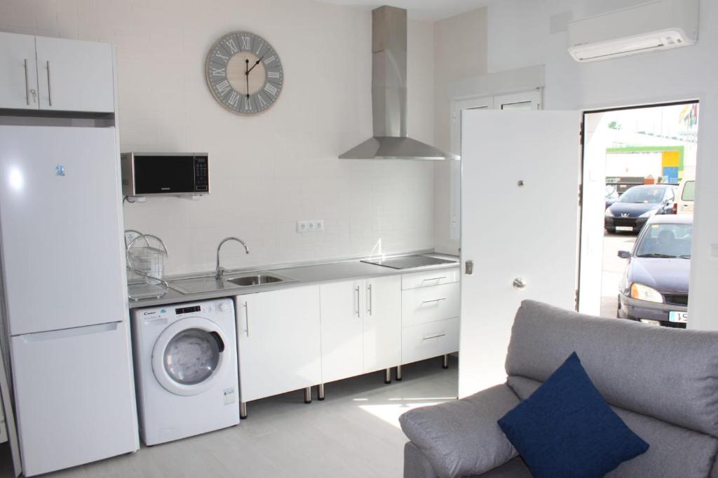 a kitchen with a sink and a washing machine at Apartamentos Margo 2 in Málaga