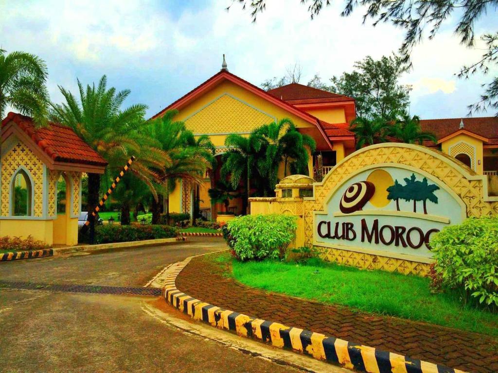 un vecchio cartello in Marocco di fronte a un edificio di Club Morocco Beach Resort and Country Club a Subic