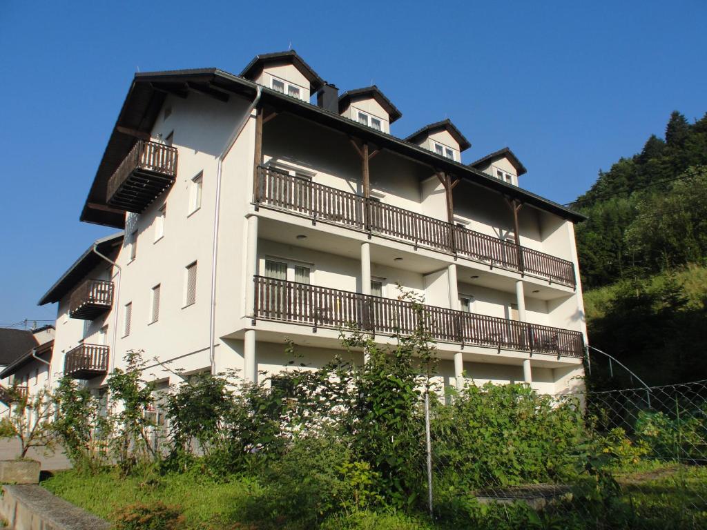 un gran edificio blanco con balcones en la parte superior. en Apartment St. Nikola, en Sankt Nikola an der Donau