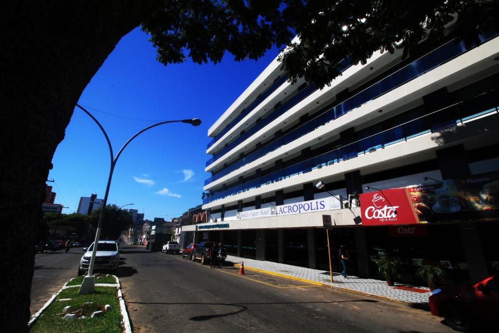 un gran edificio en una calle de la ciudad con un semáforo en Apart Hotel Acrópolis, en Santana do Livramento