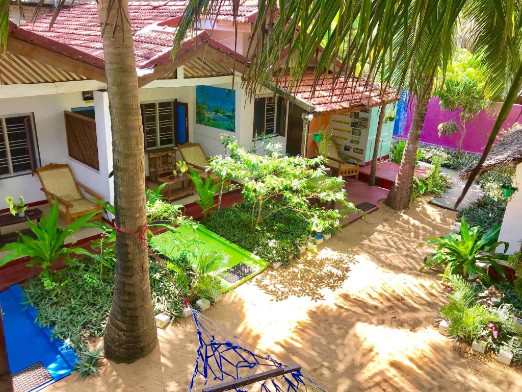 z góry widok na dom z palmami w obiekcie Star Rest Beach Hotel w mieście Arugam Bay