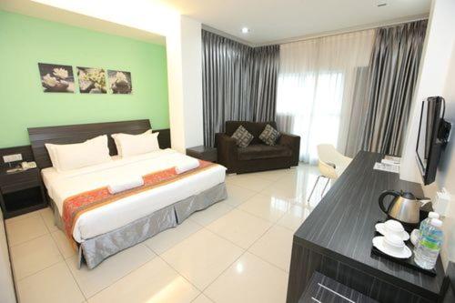 Postel nebo postele na pokoji v ubytování Ipoh Downtown Hotel