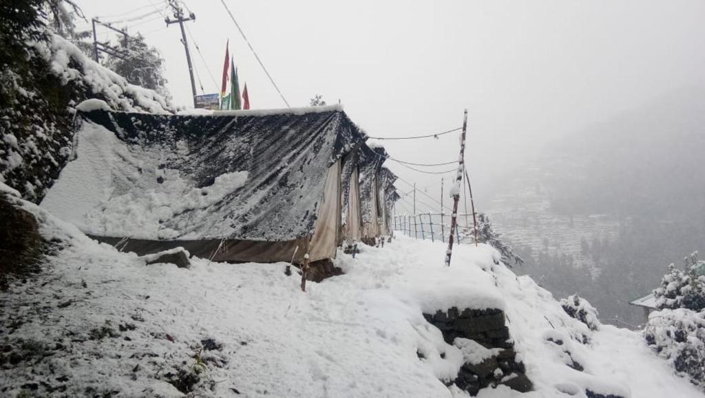 - une colline enneigée avec une couverture de neige dans l'établissement Dalhousian camping⛺⛺⛺⛺, à Dalhousie