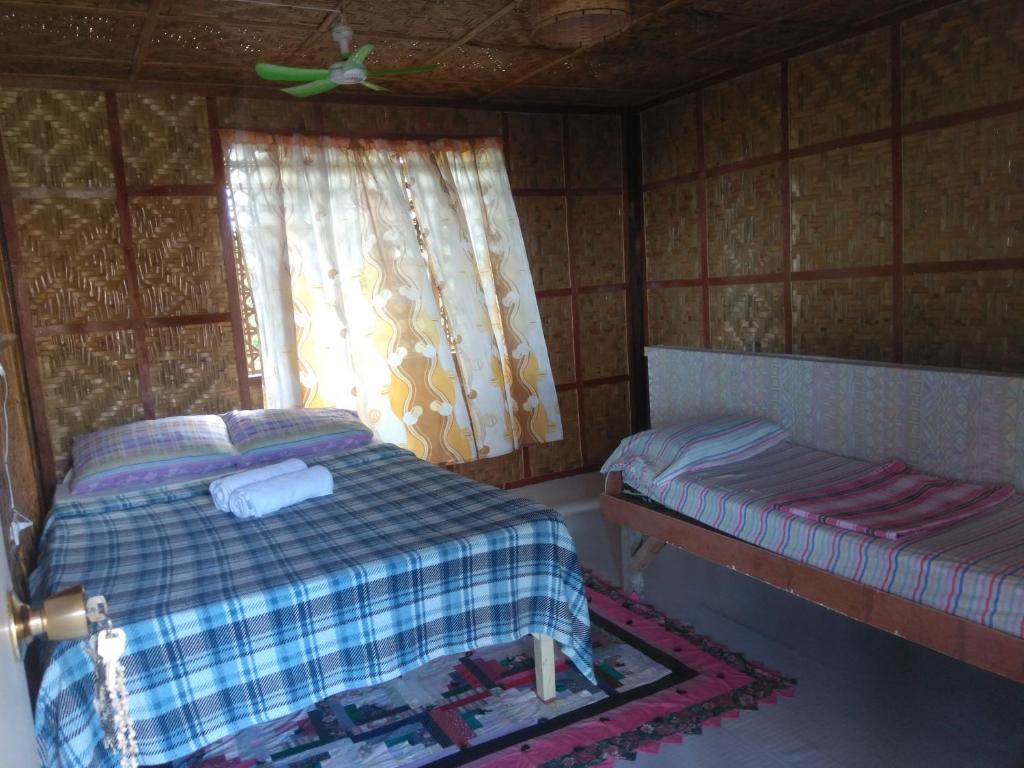 Una cama o camas en una habitación de Overview Hostel