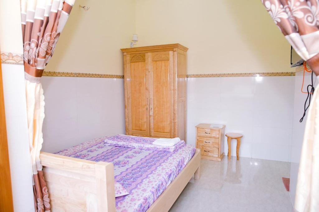 Postel nebo postele na pokoji v ubytování Nhà Nghỉ Quê Ló