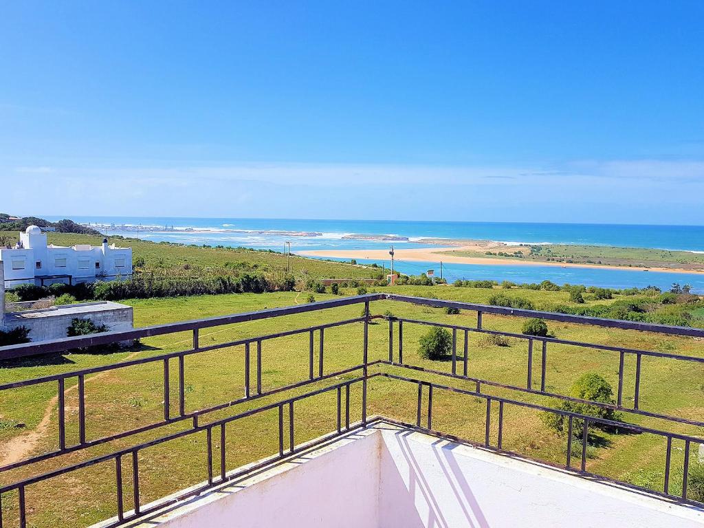 vistas al océano desde el balcón de una casa en Maison de la Lagune, en Oualidia