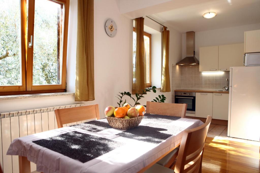 una cocina con una mesa con un bol de fruta. en Peaceful Apartment Ankaran SP, en Ankaran