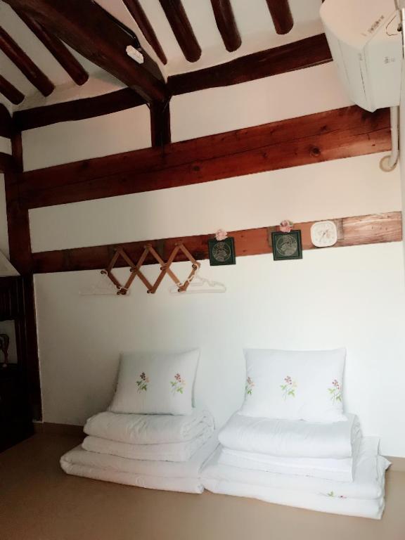 Ein Bett oder Betten in einem Zimmer der Unterkunft Hanok Guesthouse Suni