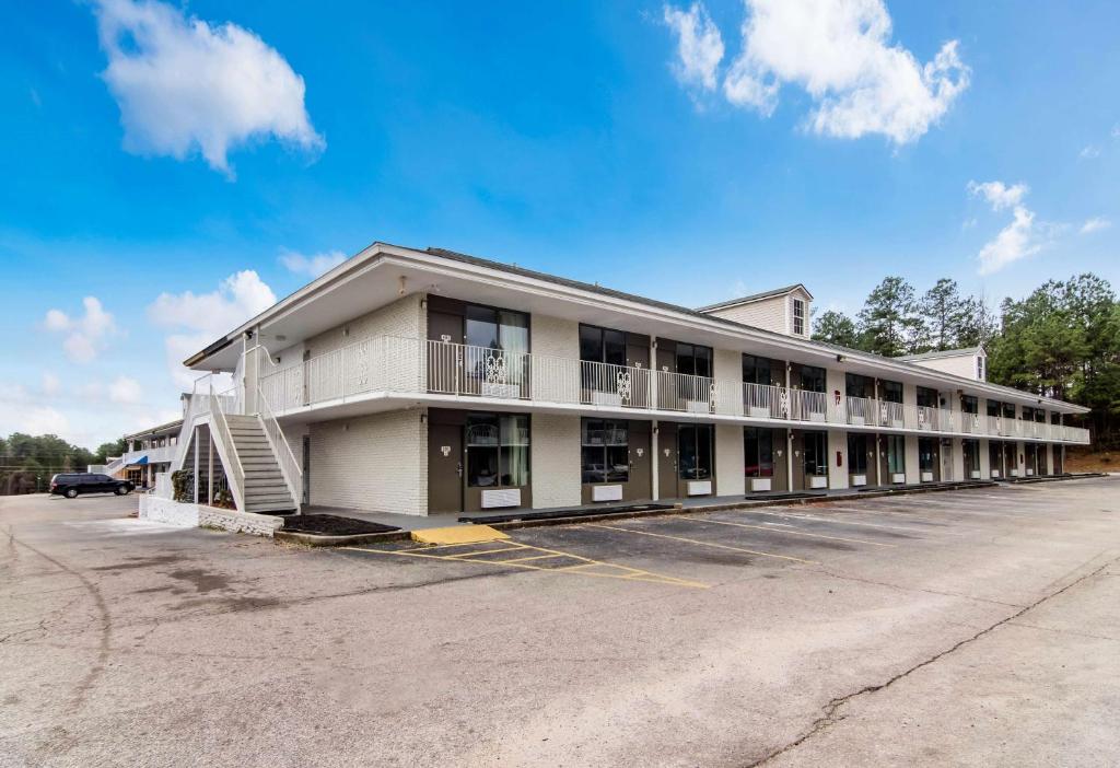 an empty parking lot in front of a building at Studio 6 Extended Stay - Lagrange, GA in La Grange