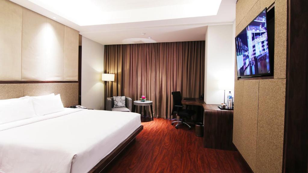 TV a/nebo společenská místnost v ubytování The Arista Hotel Palembang