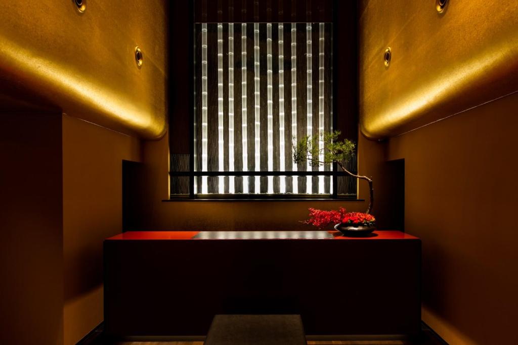 京都的住宿－eph KYOTO，一间设有红色长凳和窗户的房间